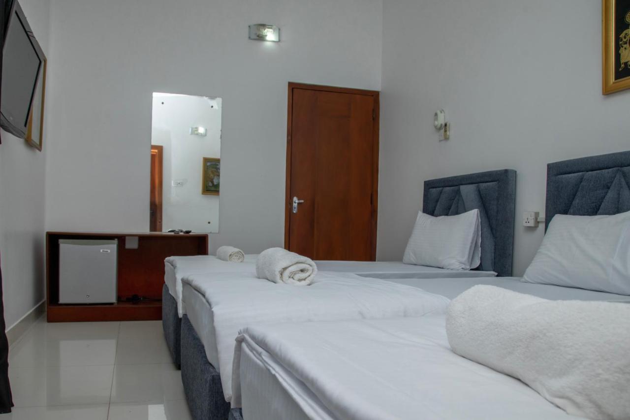 Funk Bunks - By The Lake Kandy Exterior photo